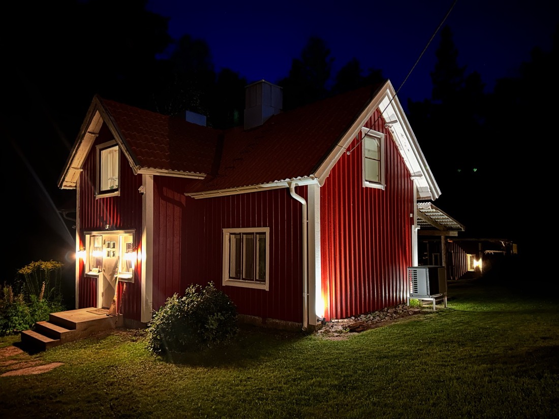 Bro Solvik bij nacht, met verlichte ramen onder een donkere sterrenhemel
