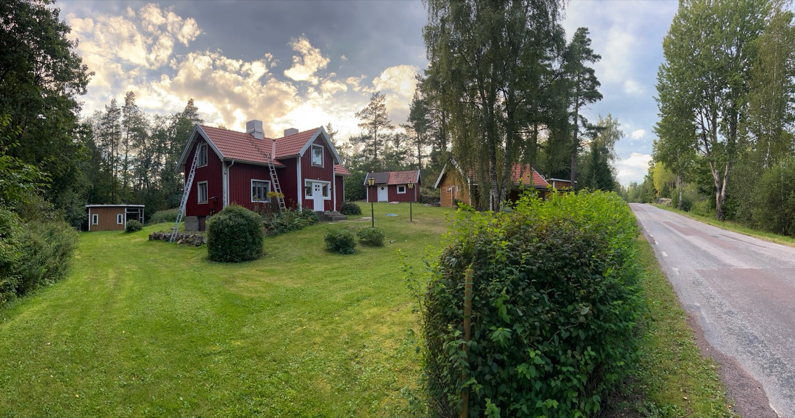 Het erf van Bro Solvik met het hoofdhuis en de vakantiewoning
